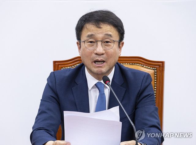 원내대책회의에서 발언하는 한병도 원내대표