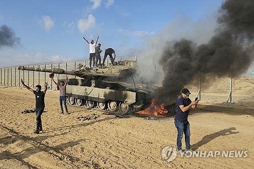 2023년 10월 7일 하마스의 이스라엘 남부 공격후 환호하는 팔레스타인 주민