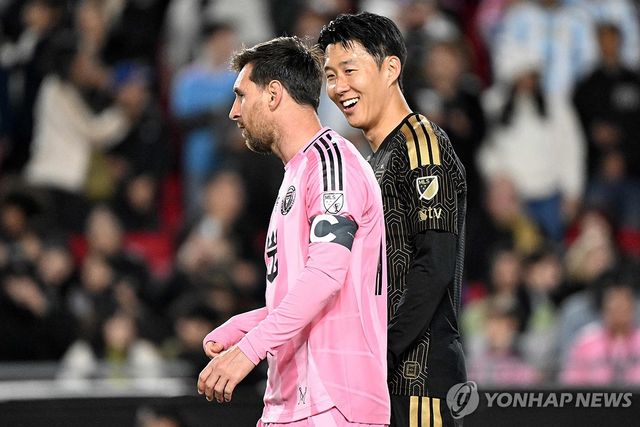 손흥민(오른쪽)과 메시.