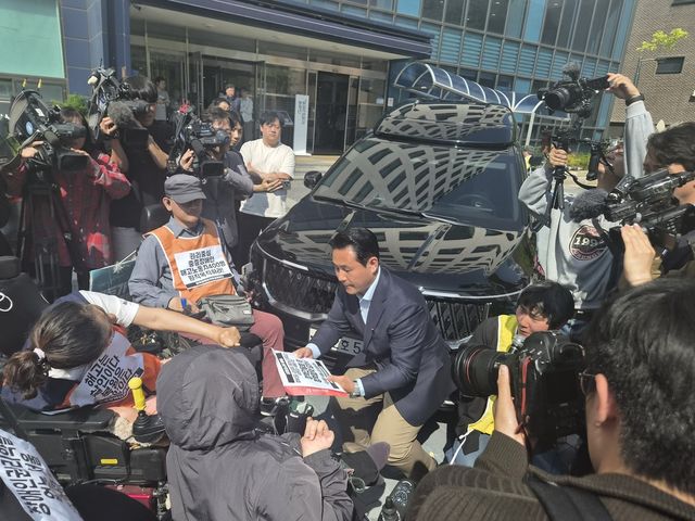 전장연, 국민의힘 오세훈 서울시장 후보 차량 앞 시위