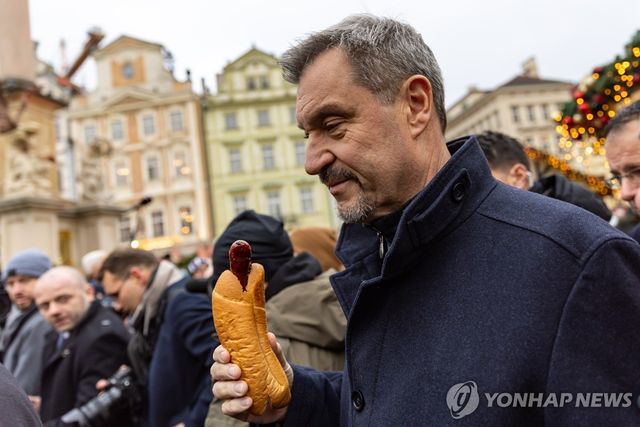 체코 프라하 방문해 소시지 먹는 마르쿠스 죄더 독일 바이에른주 총리(2024년 12월)