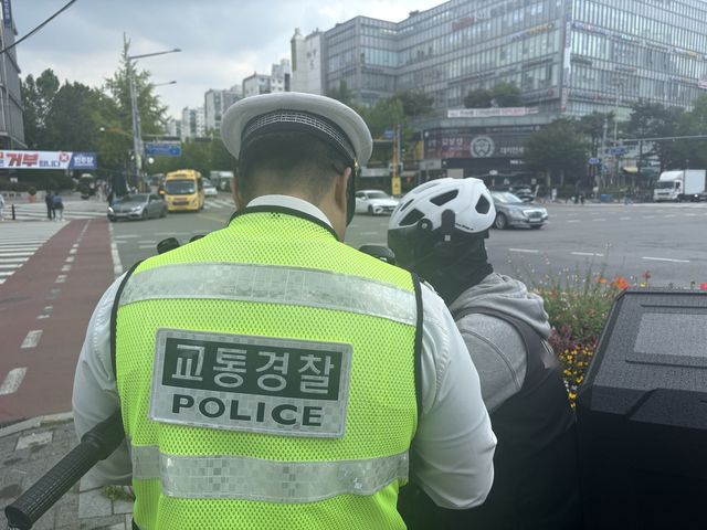 범칙금을 부과 중인 경찰