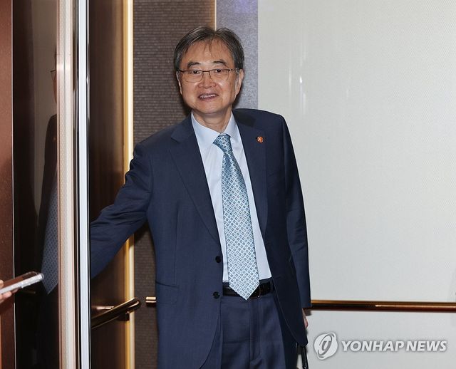 출근하는 조현 외교부 장관