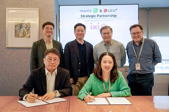홍범식 LG유플러스 대표(뒷줄 왼쪽 두 번째)와 맥시스 고 쇼 엥 CEO(뒷줄 왼쪽 세 번째)를 비롯한 양사 주요 경영진이 말레이시아 현지에서 진행된 협약식에서 기념 촬영을 하고 있다. [LG유플러스 제공]