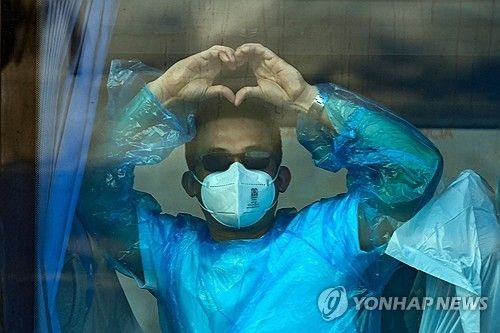 11일 스페인 테네리페 섬에 하선한 후 군용버스 타고 떠나는 크루즈선 승객.