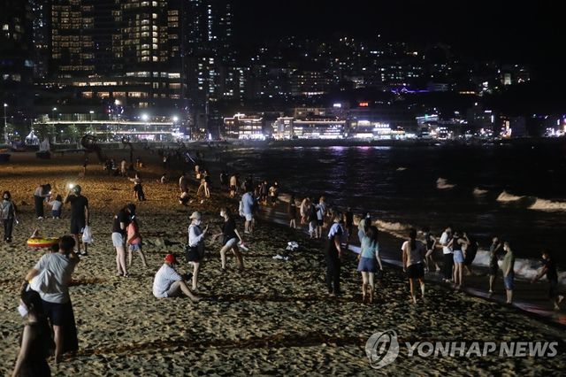 열대야 속 해운대 해수욕장