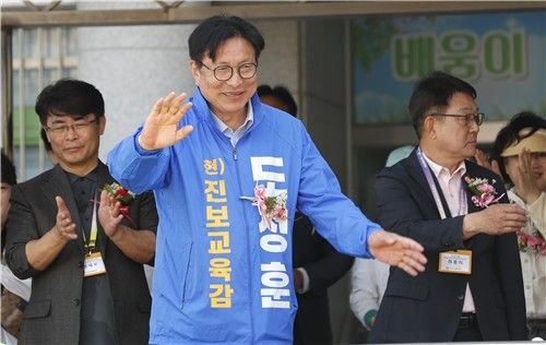 점퍼에 '현)진보교육감' 문구를 새긴 도성훈 인천시교육감 후보