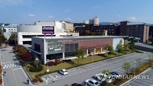강원대 춘천캠퍼스 서암관·주차장 전경