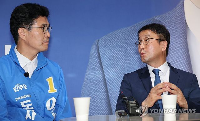 이원택 후보와 대화하는 한병도
