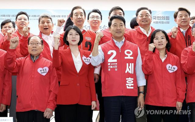 기념 촬영하는 오세훈 서울시장 후보