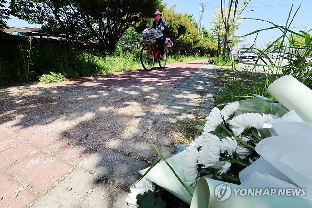 여고생 숨지고 남고생 중상 입은 '흉기피습 사건' 현장의 추모 국화