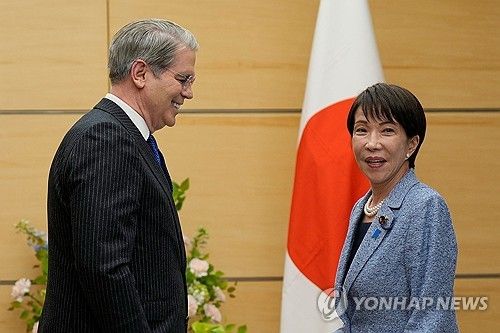스콧 베선트 미국 재무장관(좌측)과 회담하는 다카이치 사나에 일본 총리