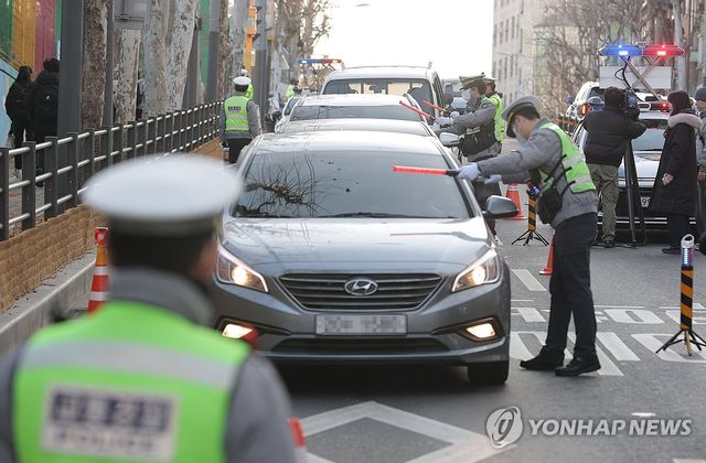 스쿨존 앞 음주운전 단속하는 경찰