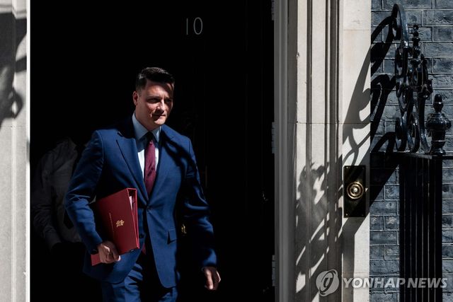 12일 각료회의 마치고 총리실 나서는 웨스 스트리팅 보건장관