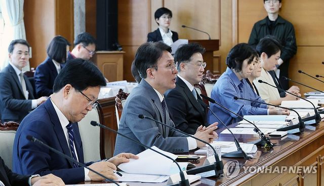 사회보장위원회 회의 주재하는 김민석 국무총리