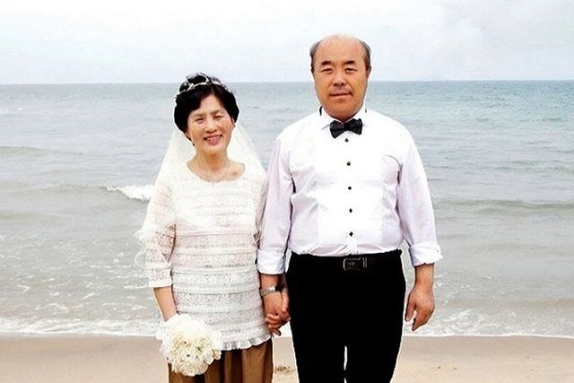바닷가 결혼식에서 기증자 김용분(왼쪽) 씨와 남편 오지환 씨