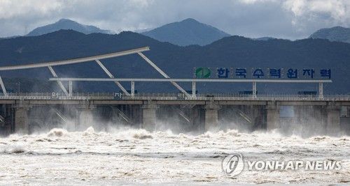방류 중인 팔당댐. [연합뉴스 자료사진]