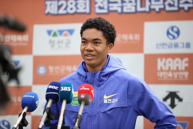 인터뷰하는 조엘진