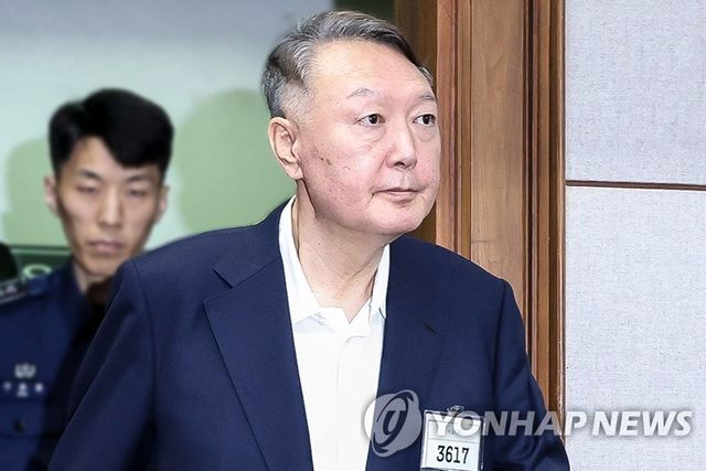 법정 들어서는 윤석열 전 대통령