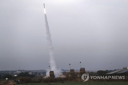 이스라엘-가자 분리장벽 인근에 아이언돔 요격 미사일이 발사되고 있다.