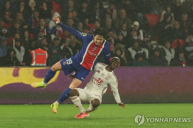 PSG 이강인(왼쪽)이 브레스트와 경기에서 경합하던 모습.