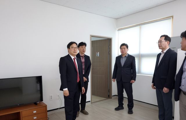 박인환 우정사업본부장(왼쪽)이 지난 11일 전북 무주군 관계자들과 무풍우체국 이전 장소인 의용소방대 유휴공간을 살펴보고 있다. [우정사업본부 제공]