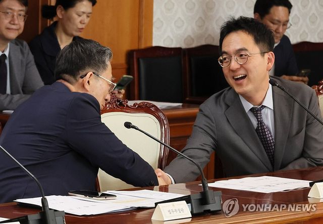 인사 나누는 정성호 장관과 구자현 검찰총장 대행