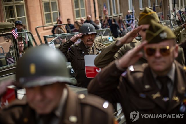 나치와 시가전 재연하는 체코 시민들