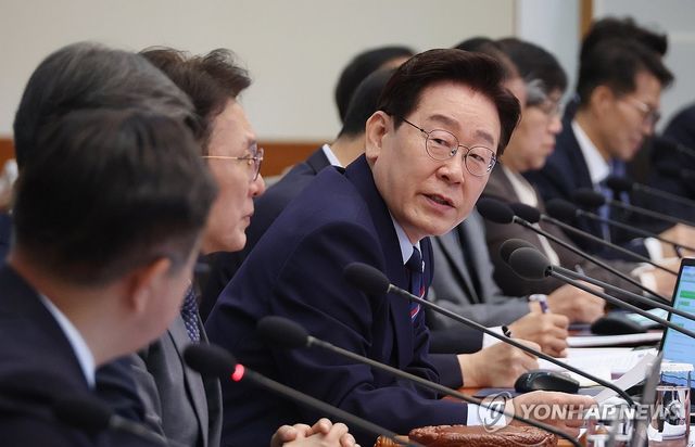 행안부 장관에게 질문하는 이재명 대통령