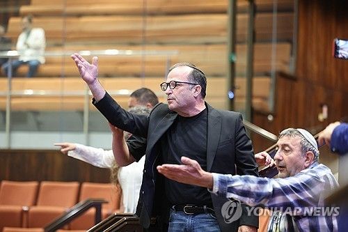 법안 문제점 지적하는 야당 의원에게 소리치며 항의하는 유가족