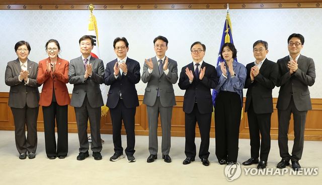사회보장위원회 위원들과 함께한 김민석 국무총리