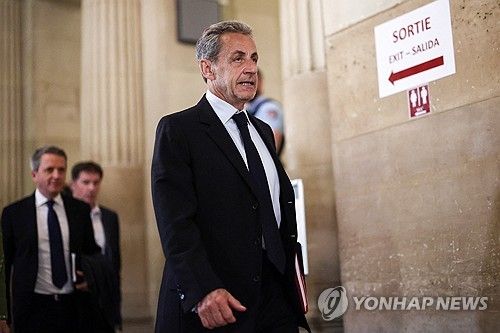 13일 휴정 시간에 법원 나가는 사르코지 