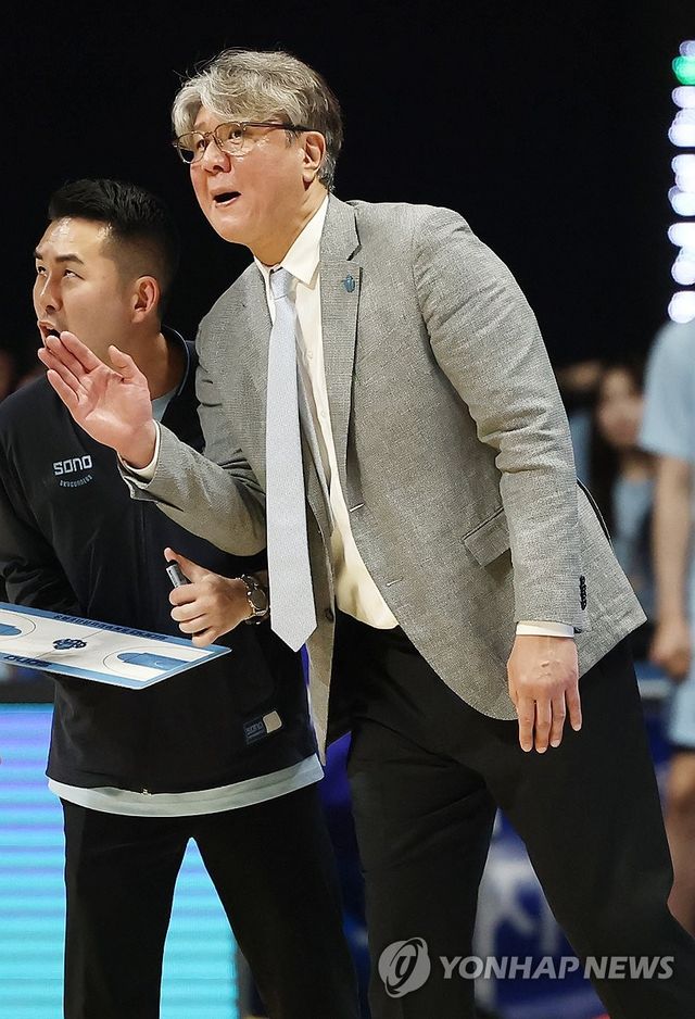 작전지시하는 손창환 감독