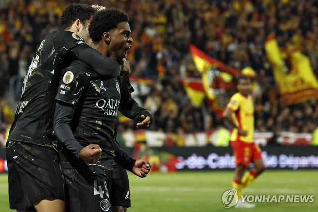 승리에 기뻐하는 PSG 선수들