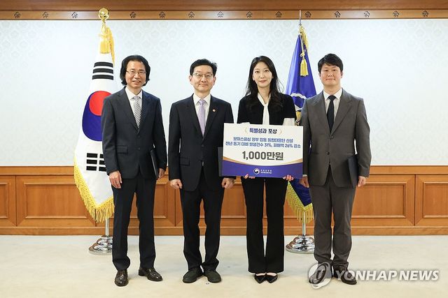 특별성과 포상 수여식 마친 윤창렬 국무조정실장