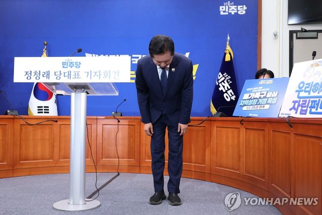 인사하는 정청래 대표