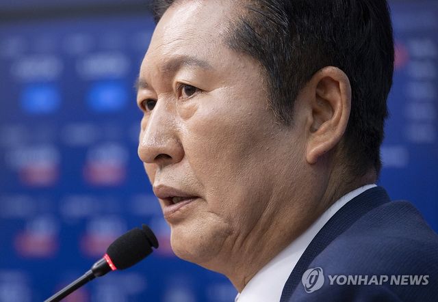 지방선거 D-21, 취재진 질문에 답하는 정청래 대표