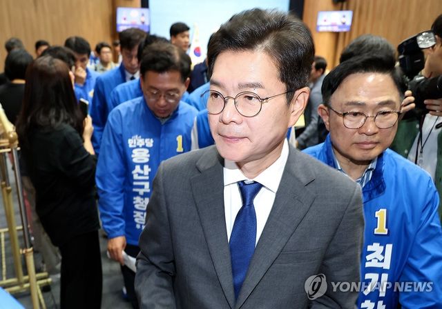 기자회견 마치고 나오는 정원오 후보