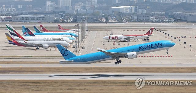 인천공항에서 이륙하는 여객기 모습