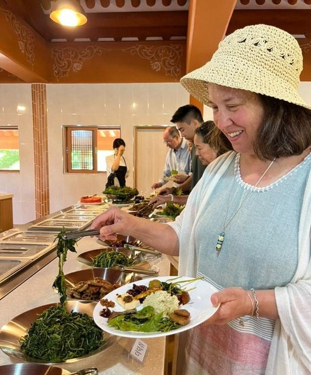 사찰 음식 즐기는 외국인