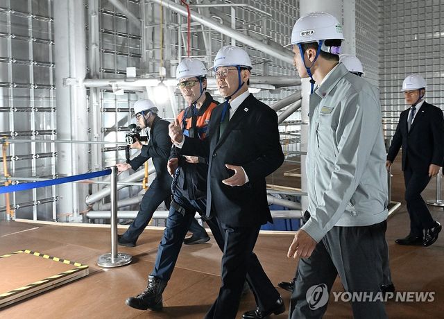 이재명 대통령, LNG선 시찰