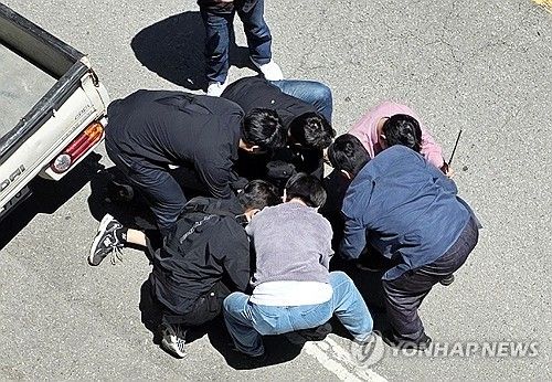 긴급 체포되는 여고생 살인 혐의 피의자