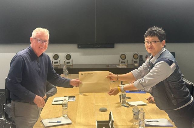 서한 전달하는 안규백 한국GM 노조 지부장(오른쪽)
