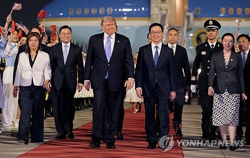 베이징 서우두공항 도착한 트럼프 대통령