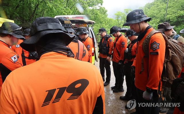 주왕산 실종 초등생 구조 나섰던 소방구조대원들의 묵념