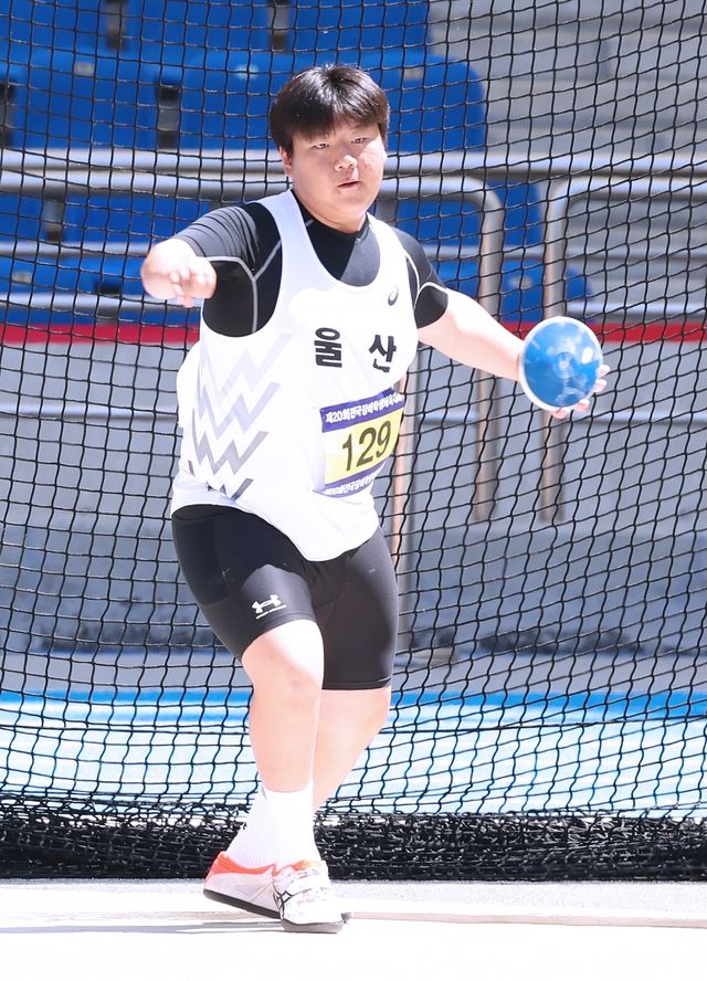 육상 남자 원반던지기 F37(고등부)에서 금메달을 획득한 윤동훈