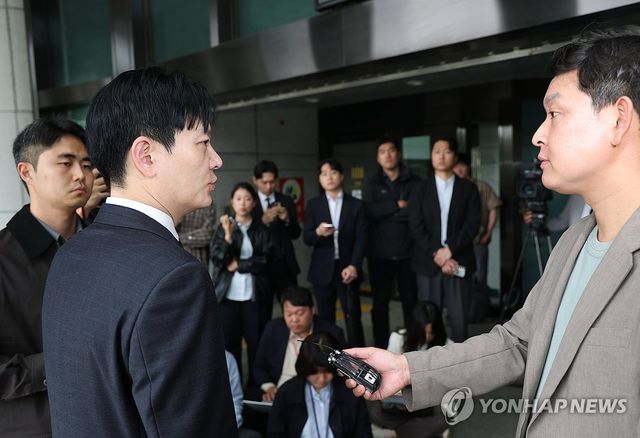 취재진 질문에 답하는 박상용 검사