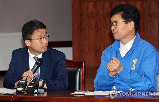 나란히 앉은 한병도(왼쪽)·이원택