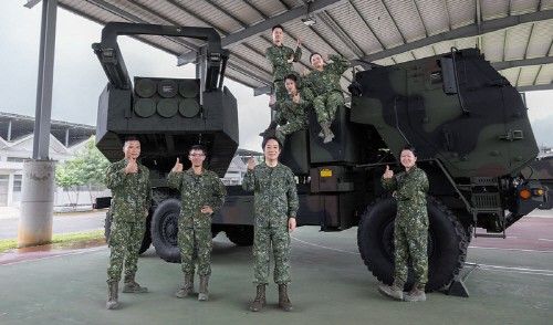 2025년 7월 1일 육군포병58지휘부 시찰한 라이칭더 대만 총통(왼쪽 3번째)
