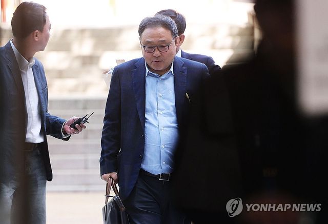공판 출석하는 로봇개 사업가 서성빈